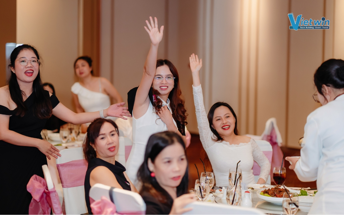 tro choi year end party